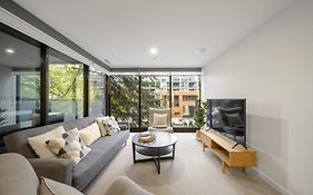 Chic Inner-City 2-Bed Abode With Pool Gym & Sauna